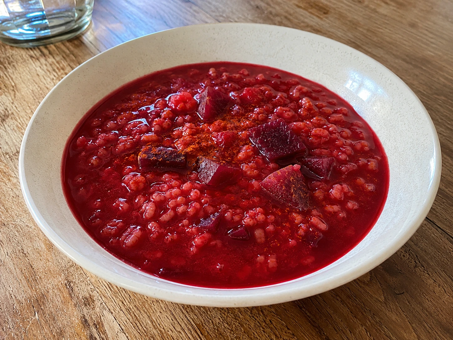 Paprikás leves cékla és bulgur alapanyagokból tálalva