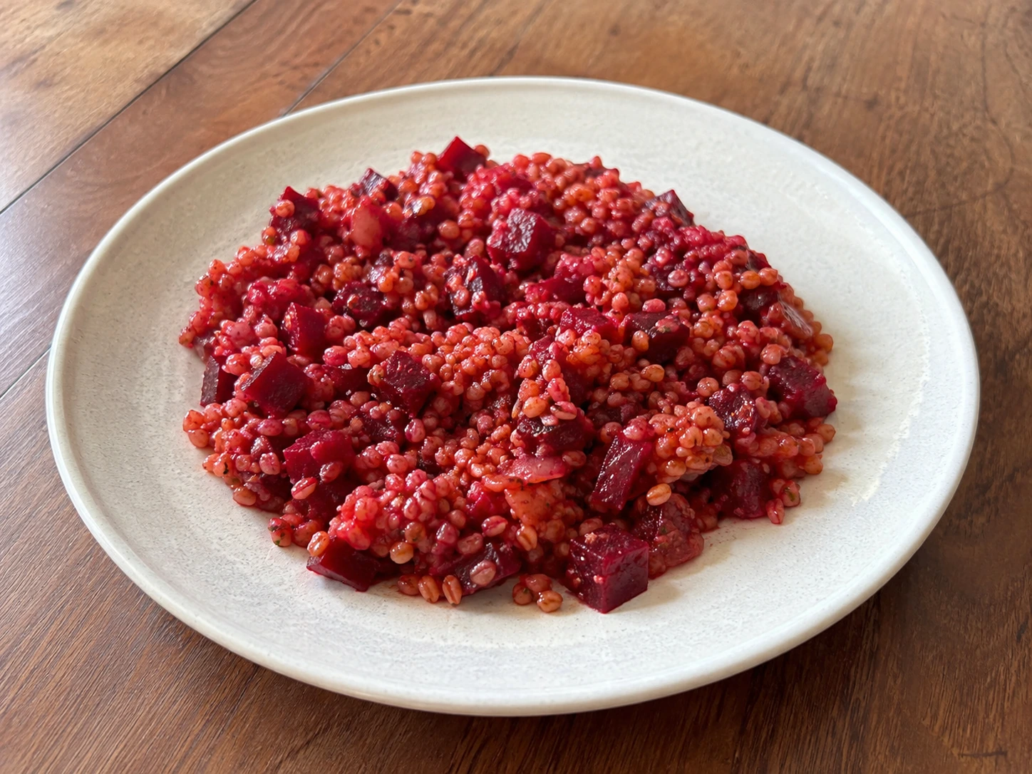 Könnyű köret cékla és bulgur mellé tálalva