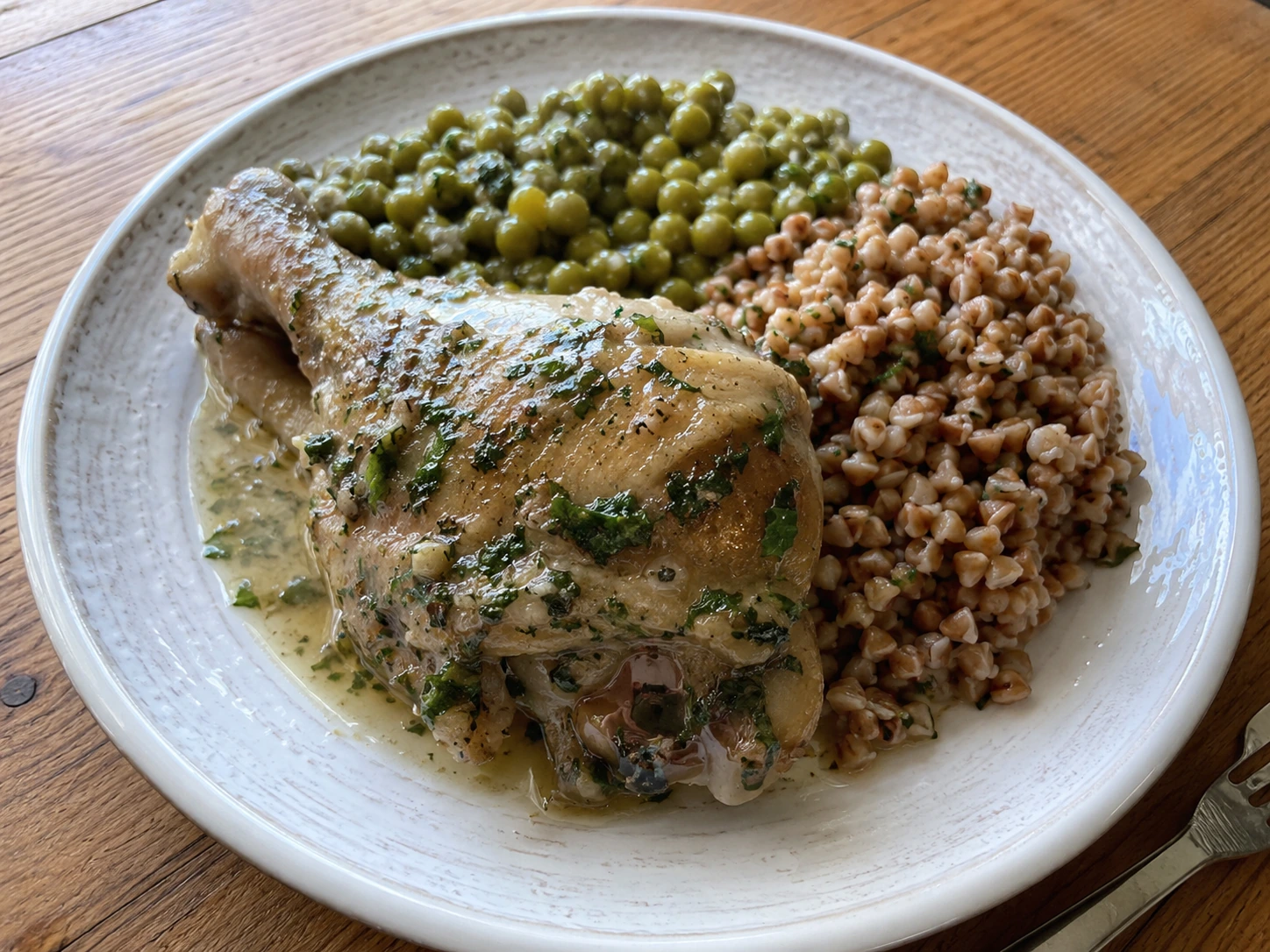 Pulykacomb petrezselymesen zöldborsóval hajdinával tálalva