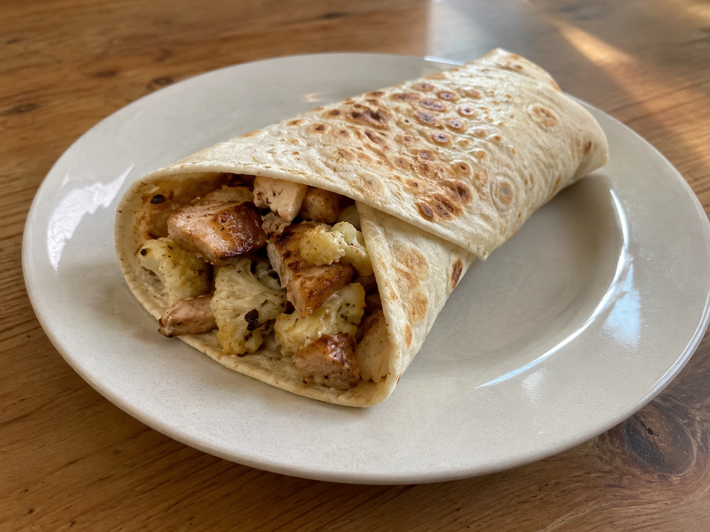 Tortilla csirkecomb fokhagymásan karfiollal tálalva
