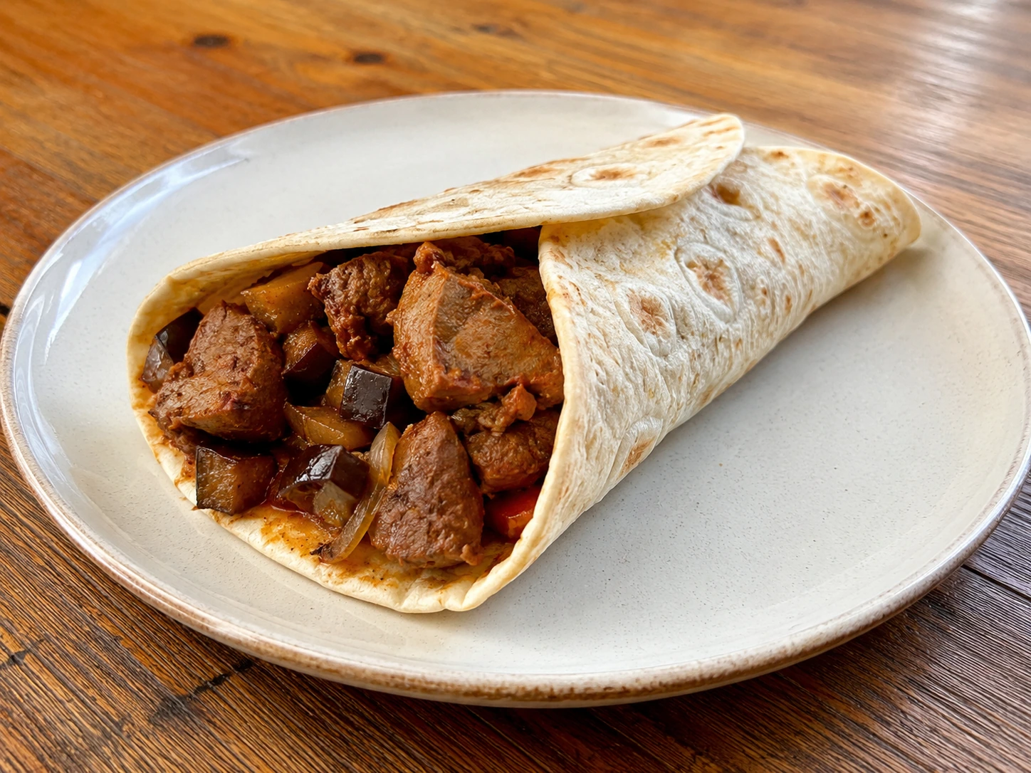 Tortilla csirkemáj paprikásan padlizsánnal tálalva